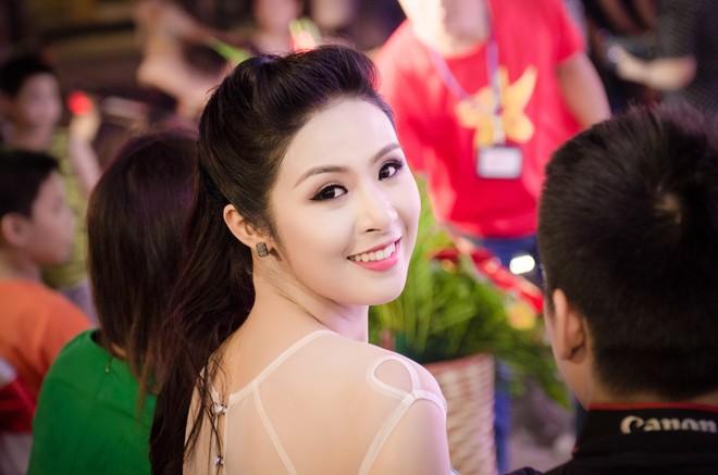 Ngọc Hân đọ vai trần trắng muốt bên Thúy Hằng - ảnh 2